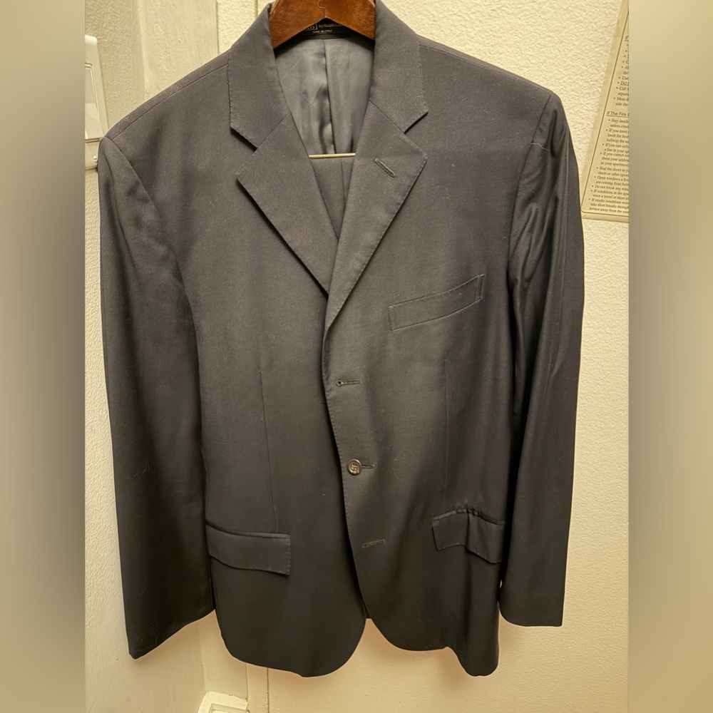 Ralph Lauren Navy Suit

Made in Italy 

Three button navy suit - barely worn